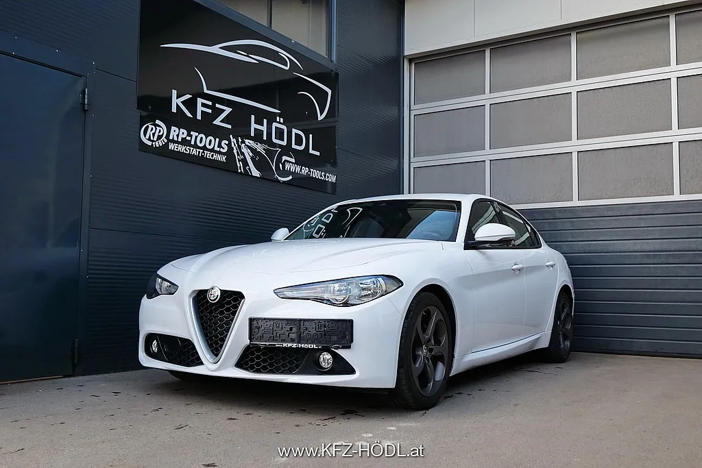 Alfa Romeo Giulia Super 2,2 150 MT RWD Image 1